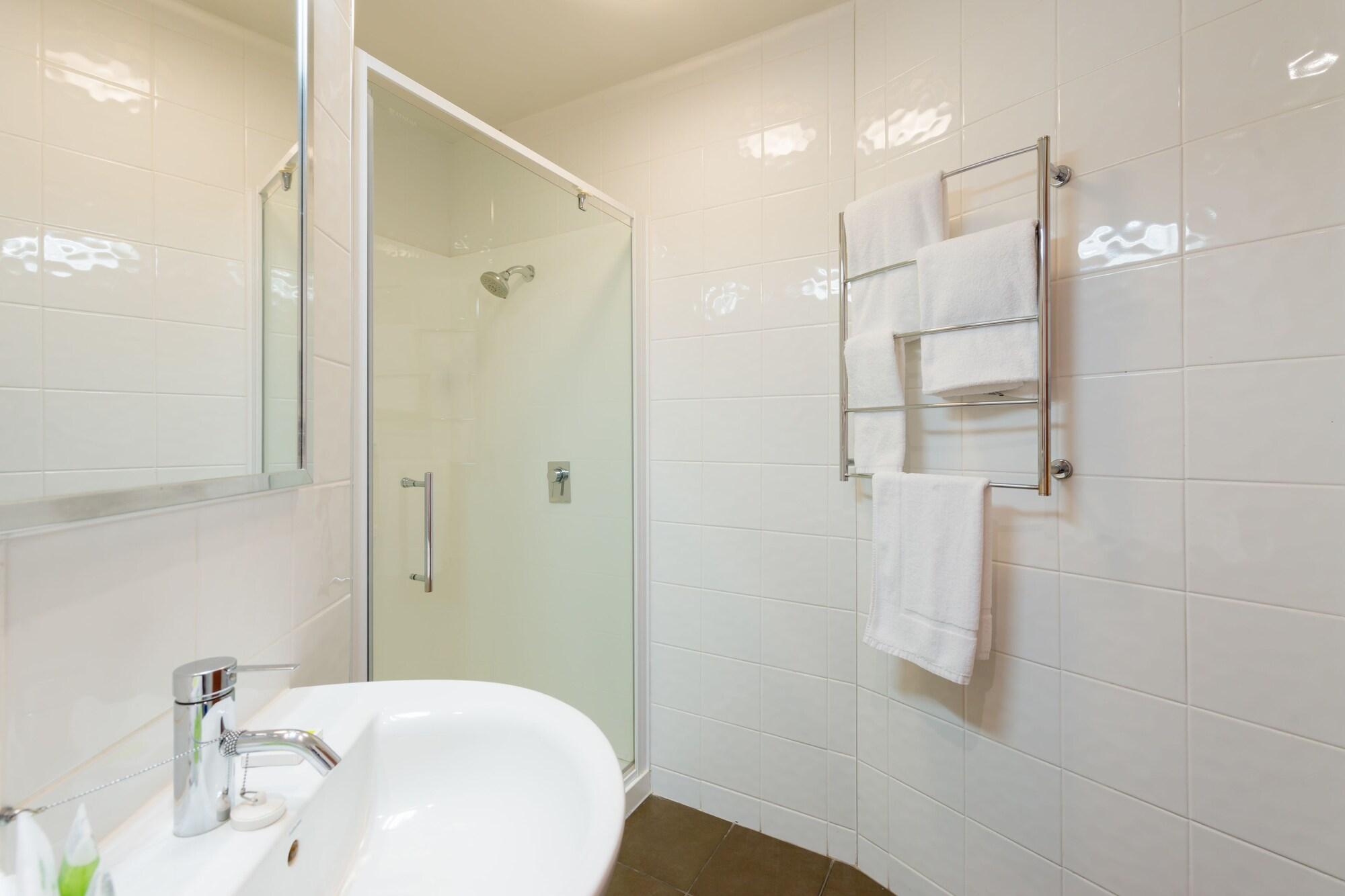 Heartland Hotel Глетчер Фокс Екстериор снимка