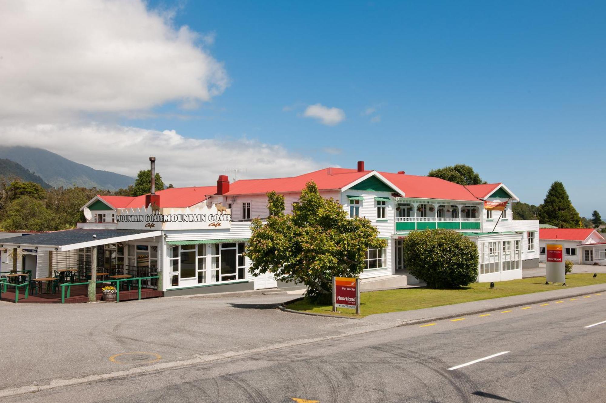 Heartland Hotel Глетчер Фокс Екстериор снимка