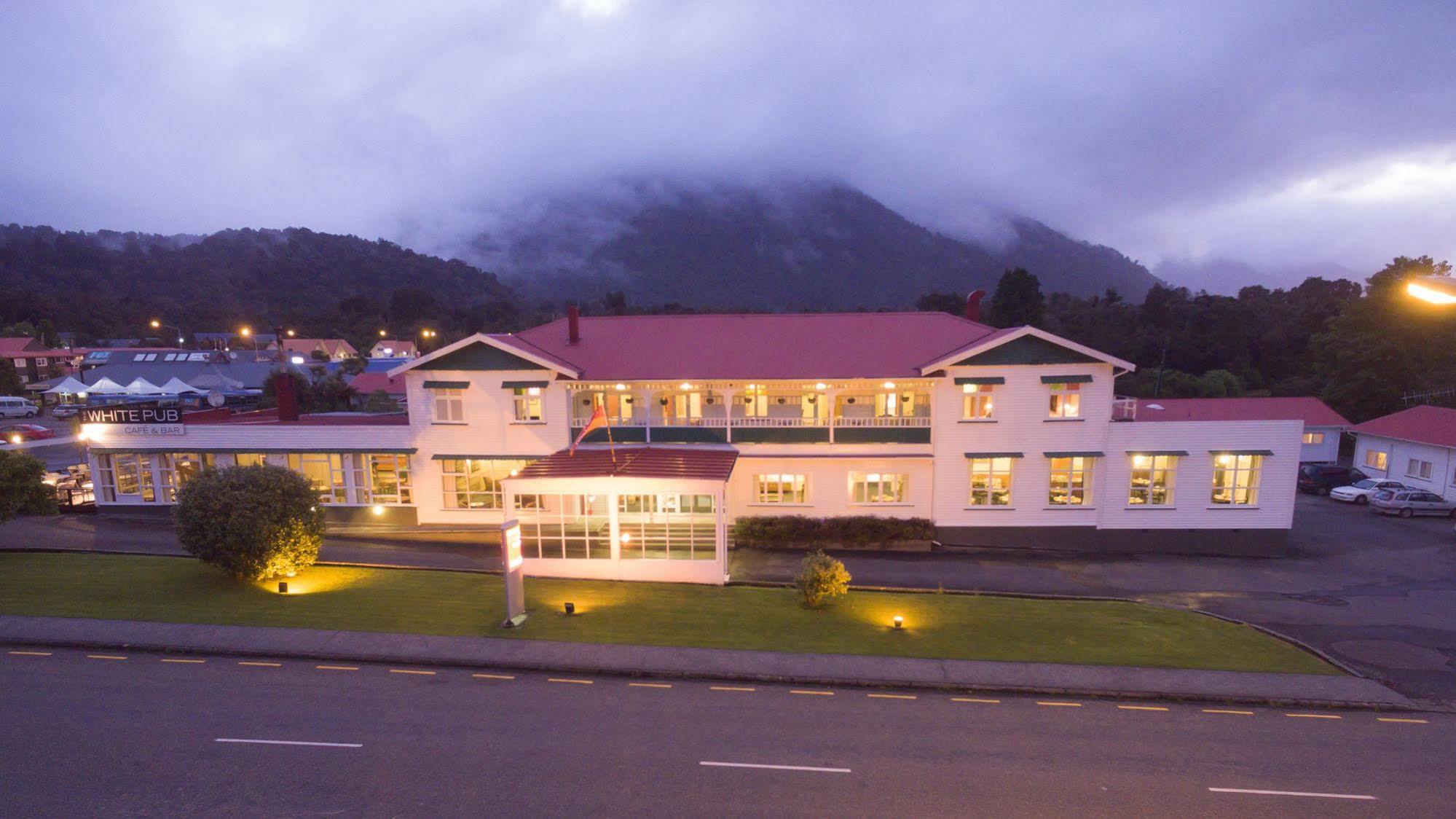 Heartland Hotel Глетчер Фокс Екстериор снимка
